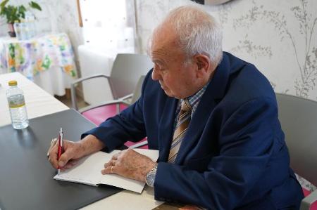 Imagen Félix Rodrigo, residente del centro La Alameda de la Diputación, presenta, rodeado de amigos y familia, ‘Historia de mi vida’; la “ilusión” de sus 93 años