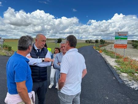 Imagen Miguel Ángel de Vicente visita las obras de mejora del firme en la carretera SG-V-2133 entre Fuentesaúco de Fuentidueña y Membibre de la Hoz