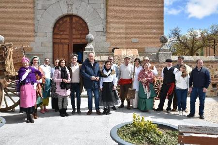 Imagen El presidente de la Diputación inaugura la restauración de la placa de los arrieros en Sangarcía, lugar de la primera parada de la Caravana de Alimentos de Segovia